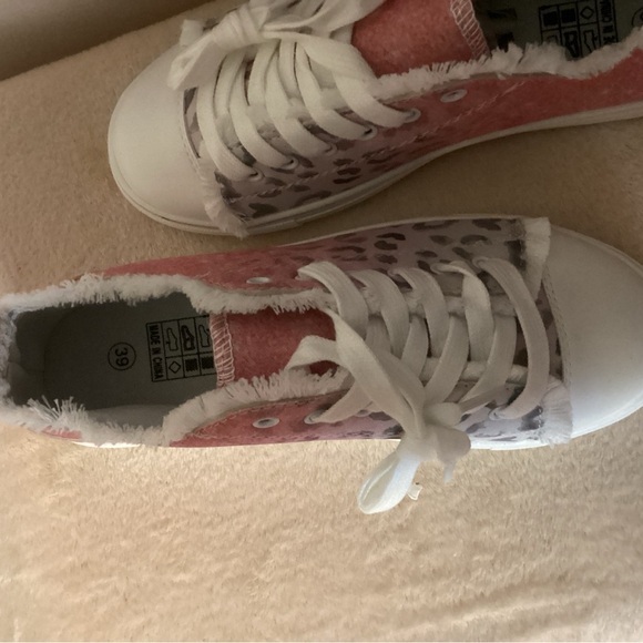 NWOT Cute Tennis Shoes 7-7.5W - Picture 4 of 5